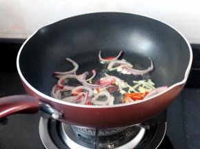 坐锅烧热放油，小火炒香大蒜，姜，洋葱。小米椒出香味。