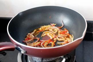 放入辣椒粉和生抽。小火炒30秒。