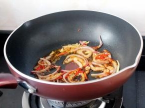 放入辣椒粉和生抽。小火炒30秒。