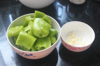 青椒洗净去籽，切成段。用手或者用刀拍扁。大蒜拍碎待用。