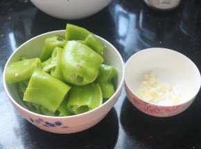 青椒洗净去籽，切成段。用手或者用刀拍扁。大蒜拍碎待用。
