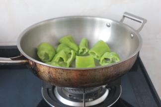 坐锅烧热直接放青椒。