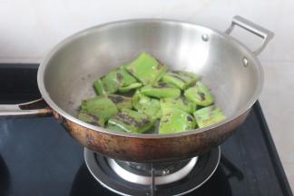 中小火慢慢煸至表面发焦发软。起锅待用。