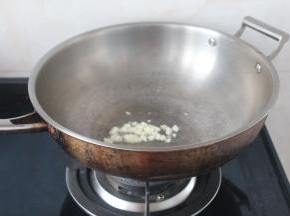 另起锅烧热后放油爆香大蒜出香味。