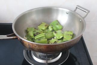 放入煸好的青椒。轻轻翻炒几下。