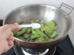 加入盐调味。