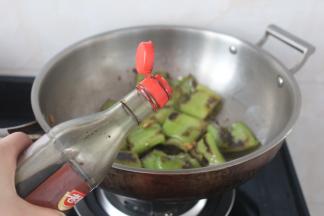 最后加入少许的陈醋，就大功告成啦。