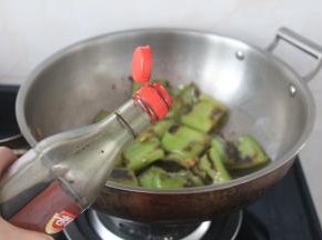 最后加入少许的陈醋，就大功告成啦。
