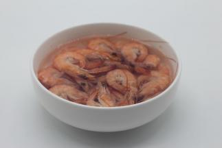 大火煮1分钟捞出放凉白开，（我放的是矿泉水）