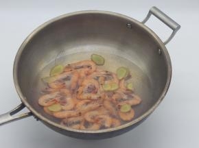 坐锅烧水至开放姜片，然后加入处理好的基围虾。