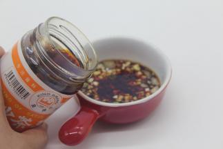 加入生抽，辣椒油，最后加半勺沙茶酱。蘸料就做好了。