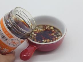 加入生抽，辣椒油，最后加半勺沙茶酱。蘸料就做好了。
