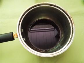 红糖加水煮沸，然后冷却待用。