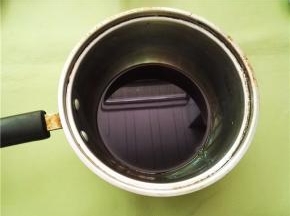 红糖加水煮沸，然后冷却待用。