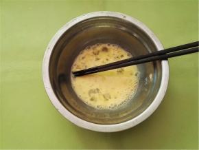 鸡蛋打入蛋盆中，然后打散。