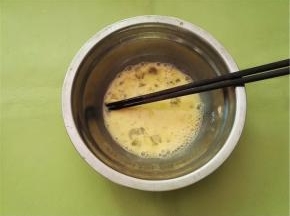 鸡蛋打入蛋盆中，然后打散。