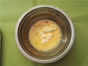 加入炼乳搅拌均匀。