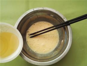 加入玉米油搅拌均匀。