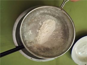 将低粉和苏打粉混合过筛到蛋液中。