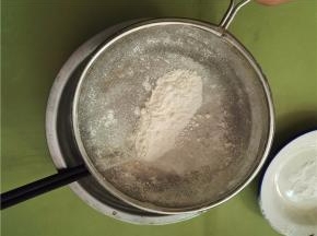 将低粉和苏打粉混合过筛到蛋液中。