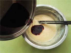 加入之前煮好的红糖水搅拌均匀。