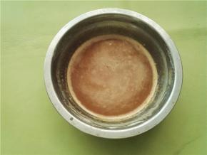 做好的蛋糕糊盖保鲜膜，室温静置45分钟。