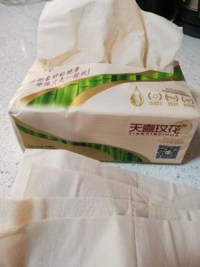 取三张厨房纸巾