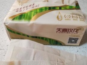 取三张厨房纸巾