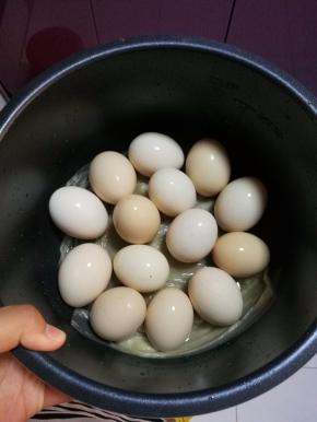 放一点点足够打湿纸巾的水就好了，把生鸡蛋放在纸巾上