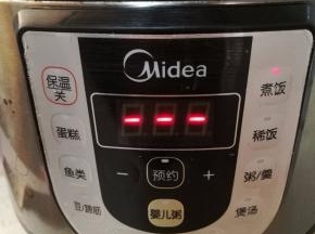 盖上电饭锅的盖子，按煮饭键，五分钟后就可以拔掉电源，再利用热度焖十分钟