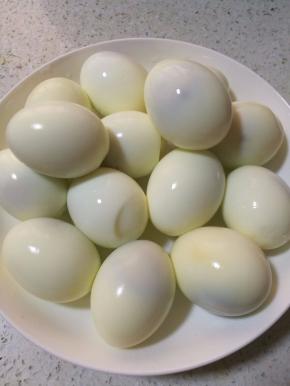 将全部的鸡蛋都剥掉壳，是不是白白嫩嫩，每一颗都非常完整，很漂亮