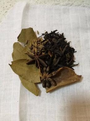 准备好配料，用纱布包起来