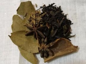 准备好配料，用纱布包起来