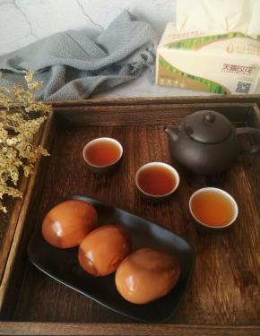 接下来我们只要让鸡蛋在卤水里泡两个小时以上，就可以吃了