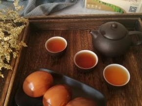 接下来我们只要让鸡蛋在卤水里泡两个小时以上，就可以吃了