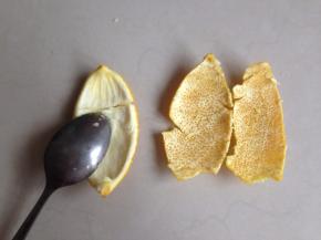 先制作糖渍橙皮丝，用盐和面粉将橙皮洗干净，用刀子和汤匙将白色部分刮掉，然后将橙皮切成细丝。