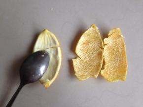 先制作糖渍橙皮丝，用盐和面粉将橙皮洗干净，用刀子和汤匙将白色部分刮掉，然后将橙皮切成细丝。