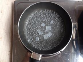 锅里加200克水，水开后加入冰糖