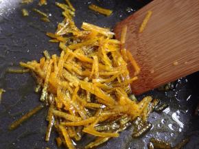 小火煮至水收干，橙皮丝变透明，放凉备用