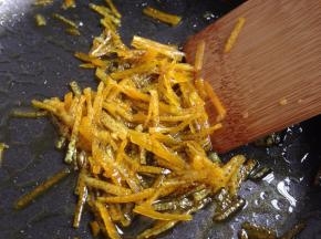 小火煮至水收干，橙皮丝变透明，放凉备用
