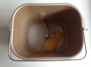 面包桶内加入水、鸡蛋、糖和盐