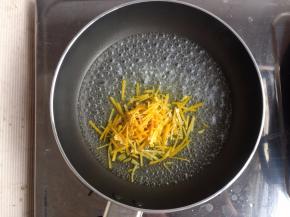 冰糖融化后加入橙皮丝