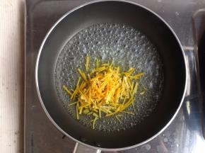 冰糖融化后加入橙皮丝