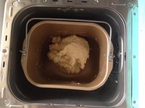 选择和面2分钟，之后让面团静置1个小时。（各型号面包机和面方法不同）