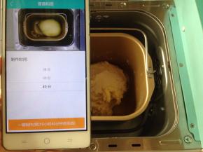 加入酵母和软化的黄油，选择和面程序40分钟。