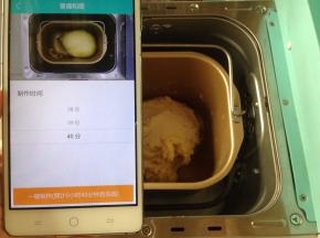 加入酵母和软化的黄油，选择和面程序40分钟。