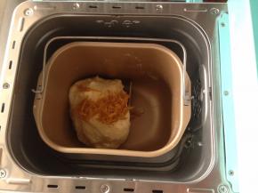 在和面结束前3分钟，加入糖渍橙皮丝