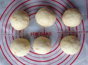 将发酵好面团取出排气，分成6等份，揉圆