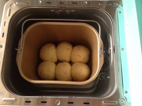 将面团摆放在面包桶内，选择发酵50分钟-1个小时