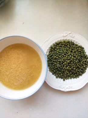 绿豆小米用清水洗干净